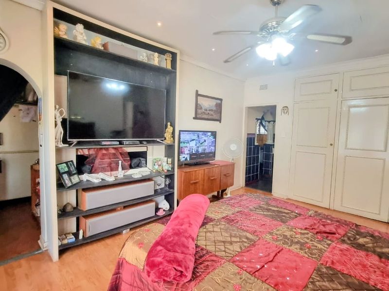 Exquisite 4-Bedroom Home with Endless Amenities and Breathtaking Gardens. - Photo 5