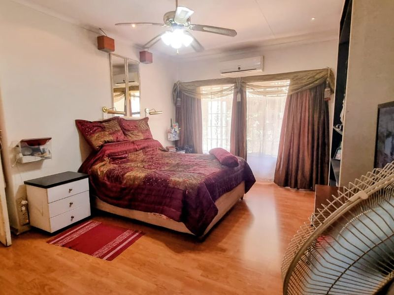 Exquisite 4-Bedroom Home with Endless Amenities and Breathtaking Gardens. - Photo 4