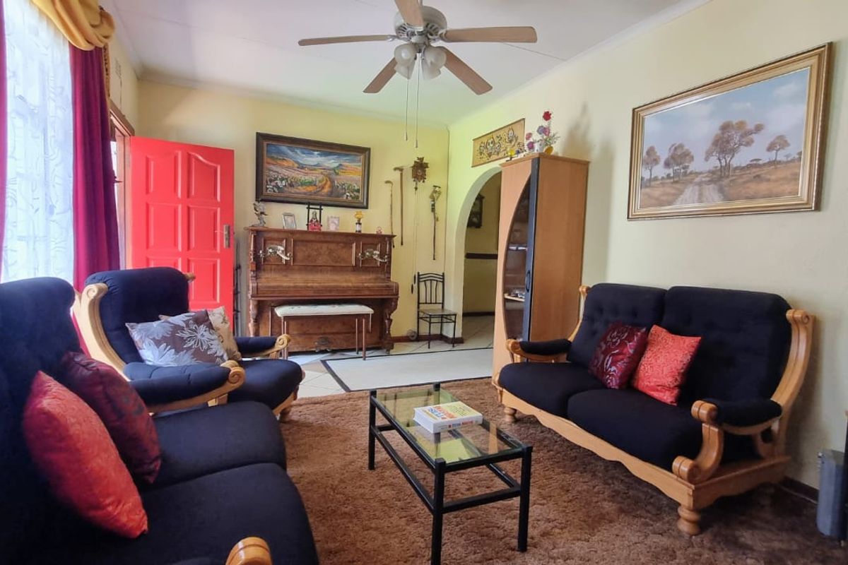 Exquisite 4-Bedroom Home with Endless Amenities and Breathtaking Gardens. - Photo 3