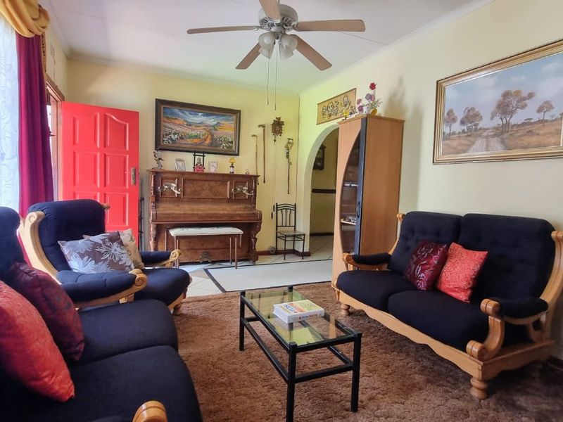 Exquisite 4-Bedroom Home with Endless Amenities and Breathtaking Gardens. - Photo 3