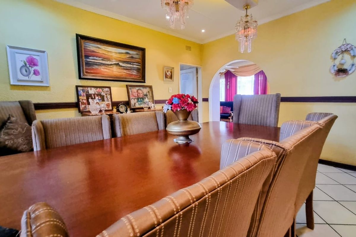 Exquisite 4-Bedroom Home with Endless Amenities and Breathtaking Gardens. - Photo 2