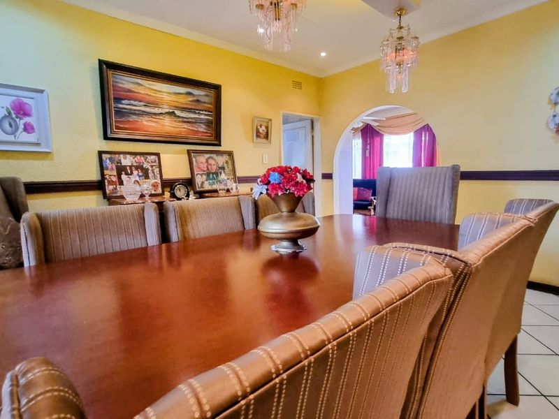 Exquisite 4-Bedroom Home with Endless Amenities and Breathtaking Gardens. - Photo 2