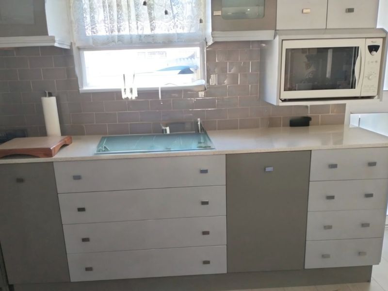 Spacious Family Home with Flatlet – Central Hartenbos - Photo 4