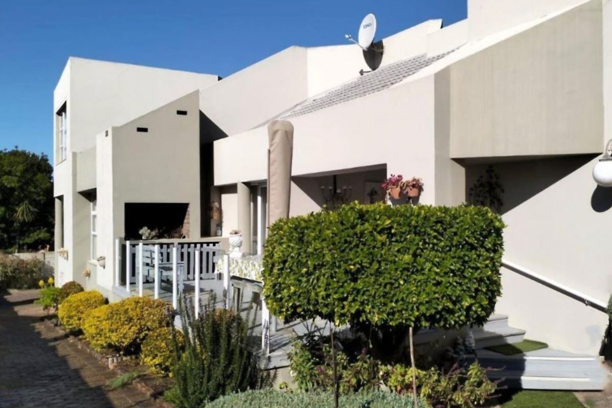 Spacious Family Home with Flatlet – Central Hartenbos - Photo 2