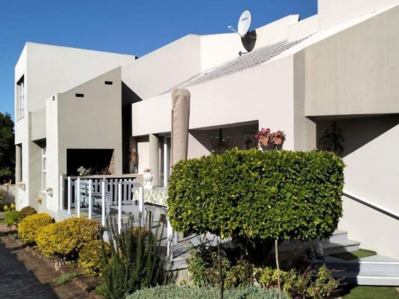 Spacious Family Home with Flatlet – Central Hartenbos - Photo 2