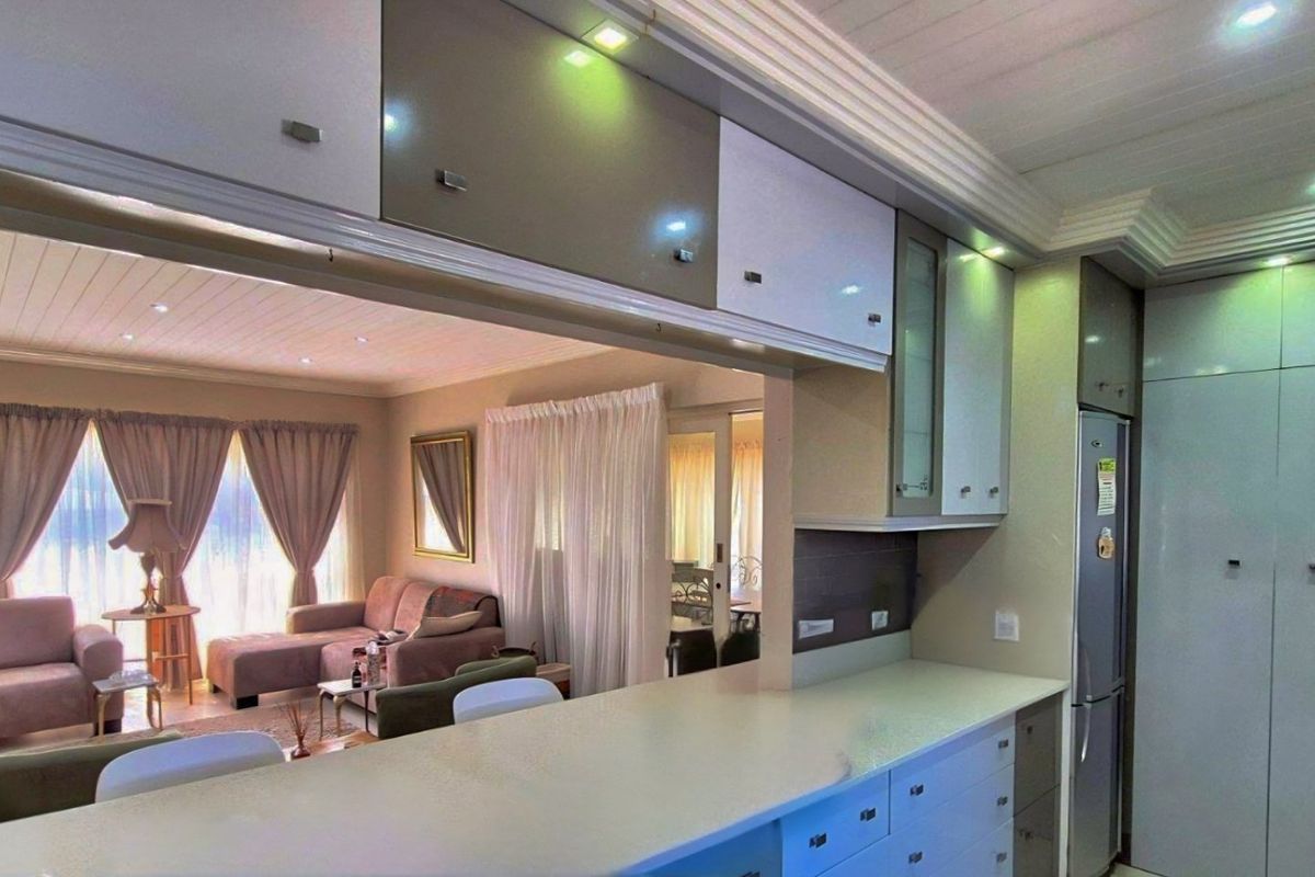 Spacious Family Home with Flatlet – Central Hartenbos - Photo 3