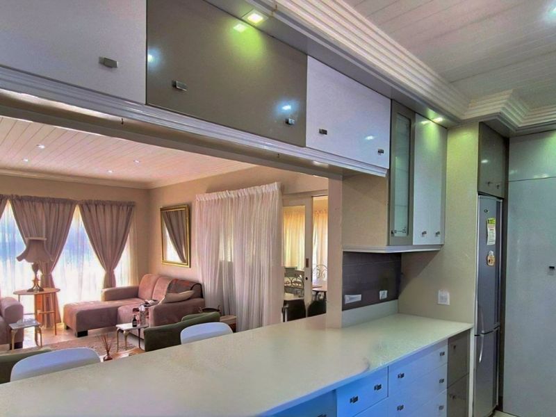 Spacious Family Home with Flatlet – Central Hartenbos - Photo 3