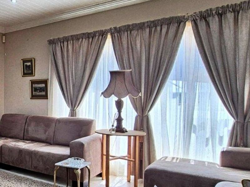 Spacious Family Home with Flatlet – Central Hartenbos - Photo 8