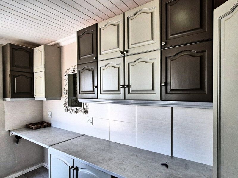 Spacious Family Home with Flatlet – Central Hartenbos - Photo 9