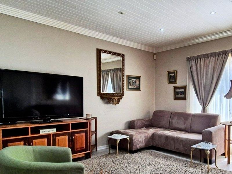 Spacious Family Home with Flatlet – Central Hartenbos - Photo 7