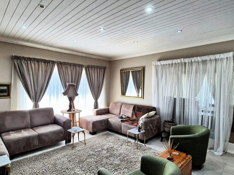 Spacious Family Home with Flatlet – Central Hartenbos - Photo 6