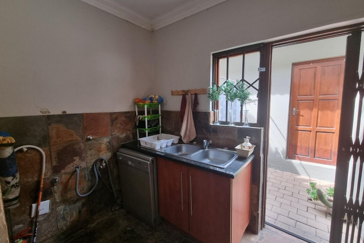 For Sale  2 Bedroom, 2 Bathroom Home in Melodie - Photo 4