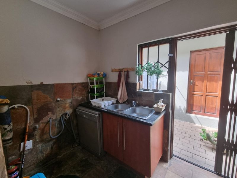 For Sale  2 Bedroom, 2 Bathroom Home in Melodie - Photo 4