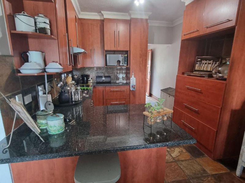 For Sale  2 Bedroom, 2 Bathroom Home in Melodie - Photo 3