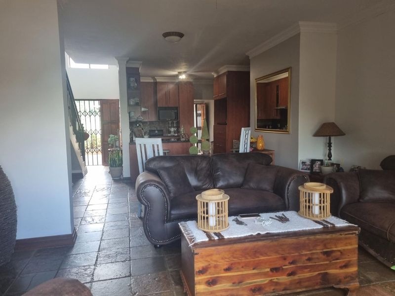 For Sale  2 Bedroom, 2 Bathroom Home in Melodie - Photo 5
