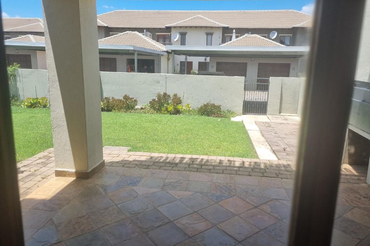 For Sale  2 Bedroom, 2 Bathroom Home in Melodie  - Photo 2