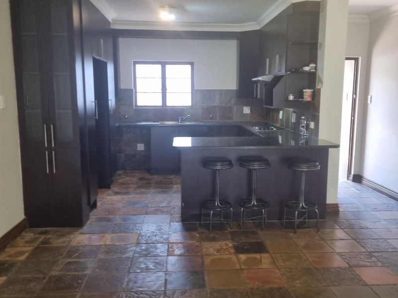 For Sale  2 Bedroom, 2 Bathroom Home in Melodie  - Photo 7