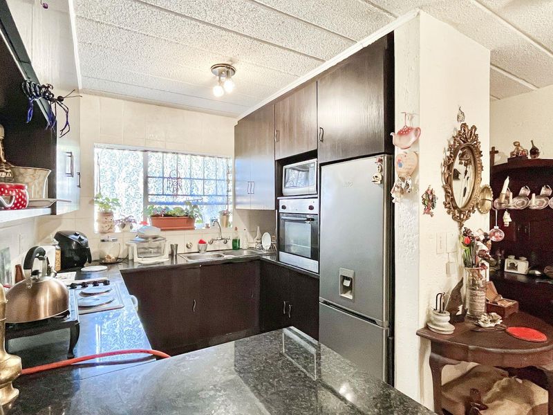 2-Bedroom, 2-Bathroom Haven in a Desirable Complex - Photo 10