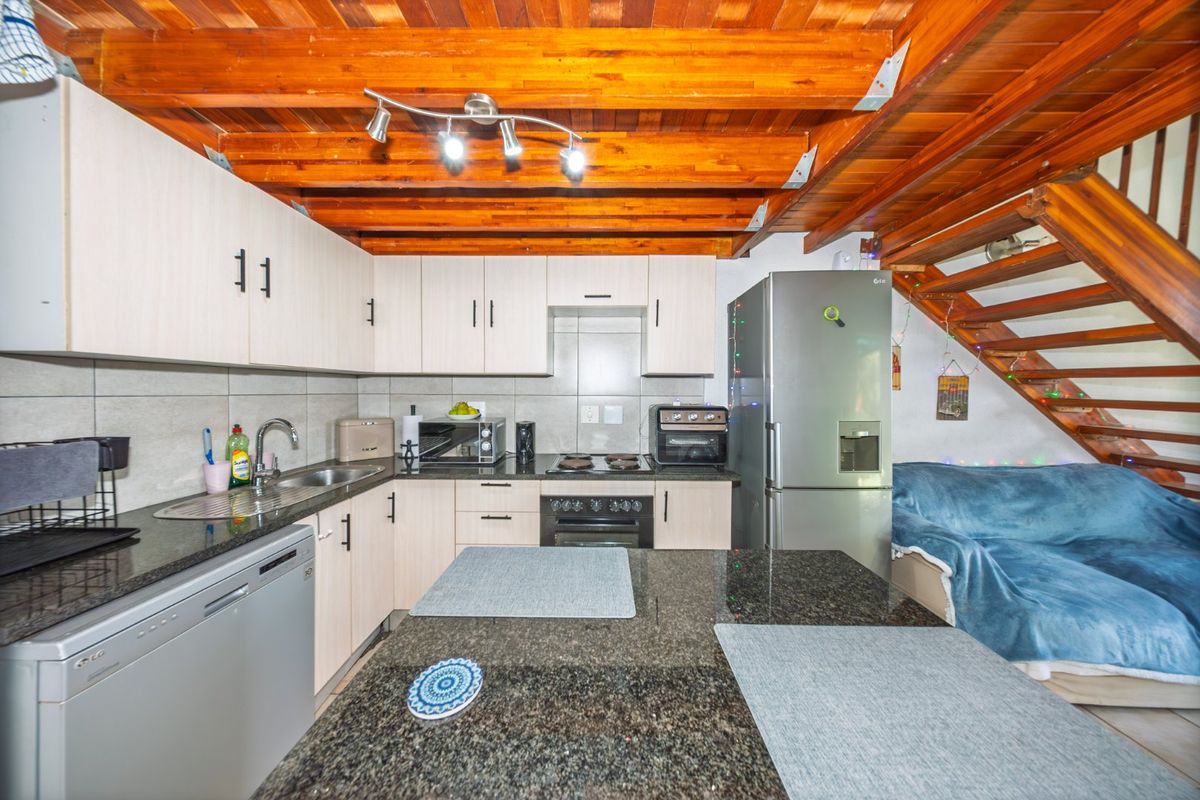 Sought After Loft Townhouse With Private Garden And Flexible Living - Photo 4