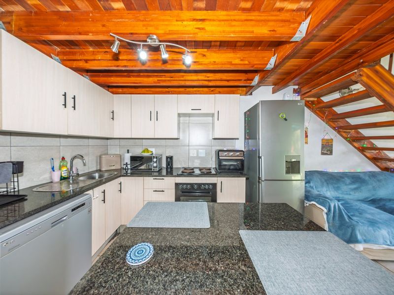 Sought After Loft Townhouse With Private Garden And Flexible Living - Photo 4