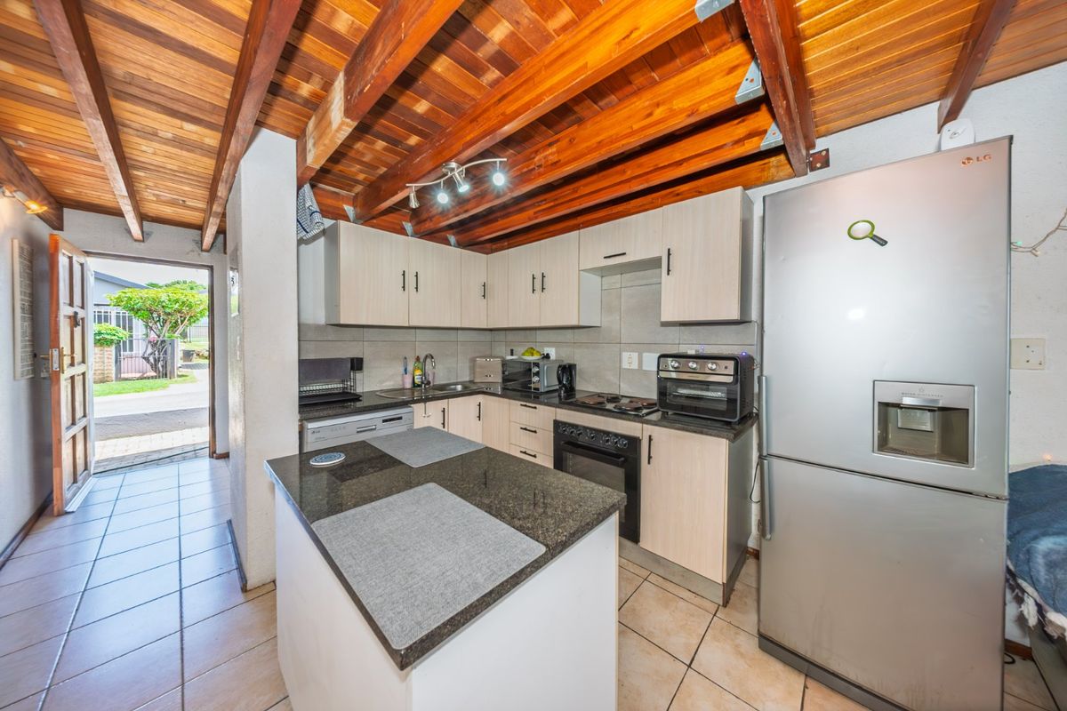 Sought After Loft Townhouse With Private Garden And Flexible Living - Photo 5