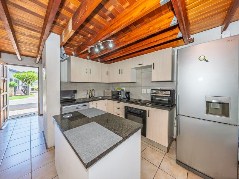 Sought After Loft Townhouse With Private Garden And Flexible Living - Photo 5