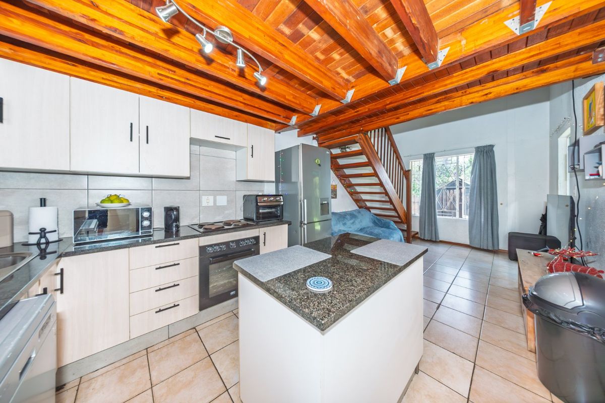 Sought After Loft Townhouse With Private Garden And Flexible Living - Photo 3