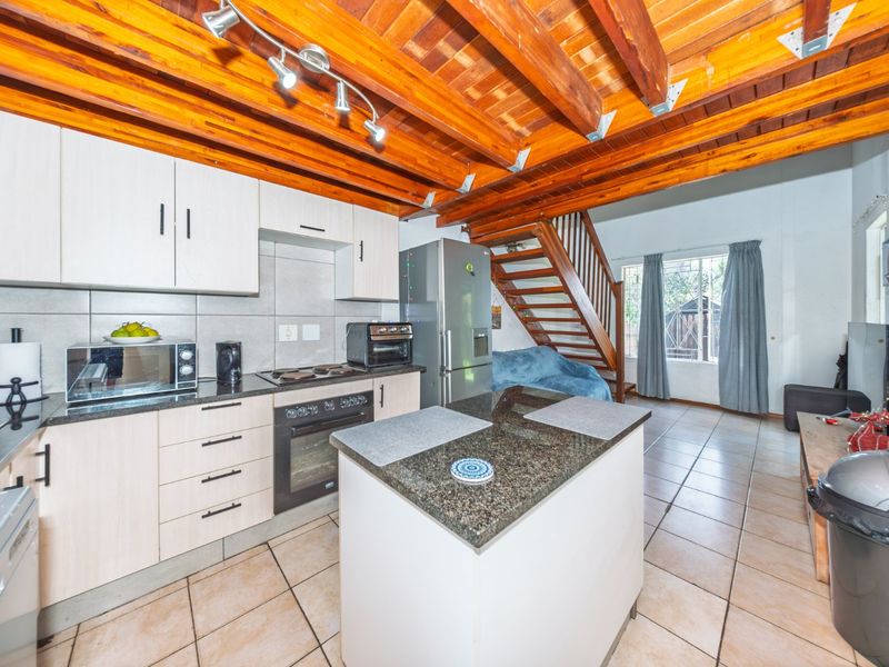 Sought After Loft Townhouse With Private Garden And Flexible Living - Photo 3