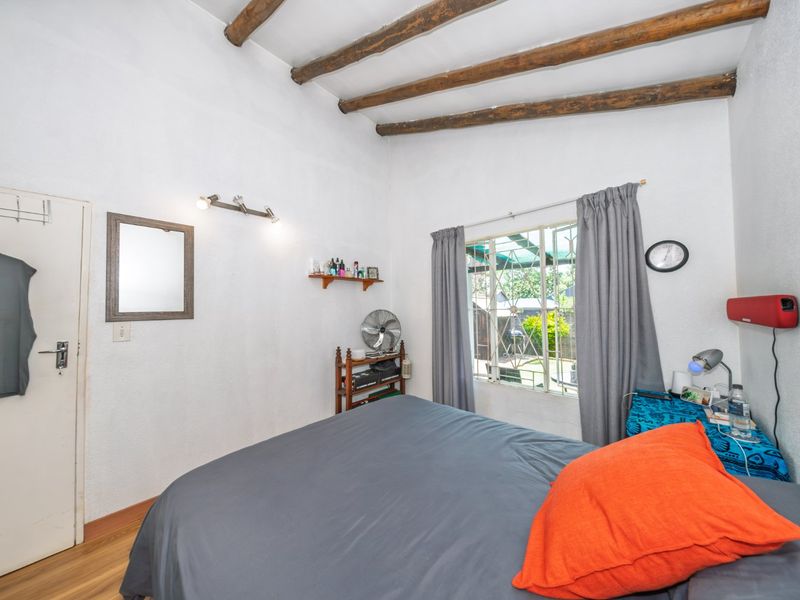 Sought After Loft Townhouse With Private Garden And Flexible Living - Photo 10