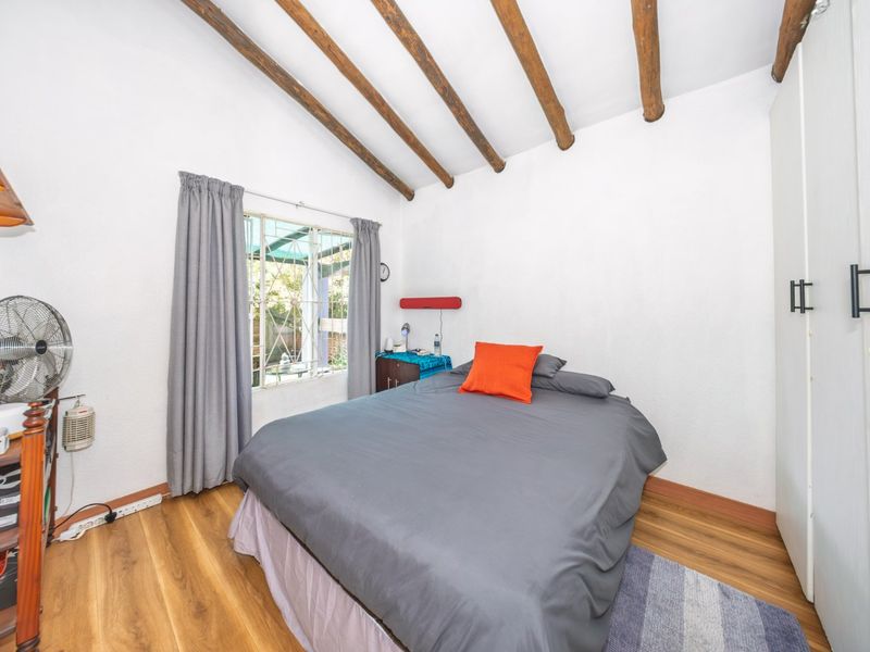 Sought After Loft Townhouse With Private Garden And Flexible Living - Photo 9