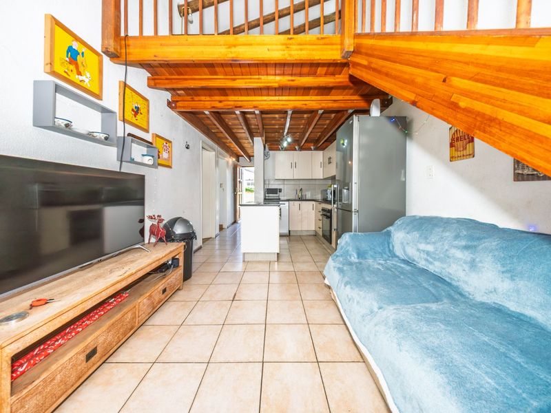 Sought After Loft Townhouse With Private Garden And Flexible Living - Photo 8