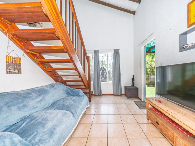 Sought After Loft Townhouse With Private Garden And Flexible Living - Photo 7