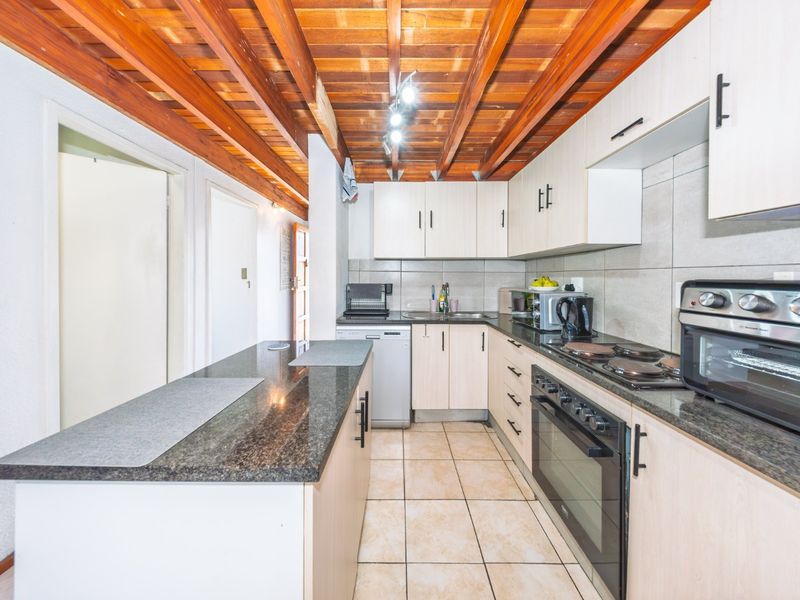 Sought After Loft Townhouse With Private Garden And Flexible Living - Photo 6