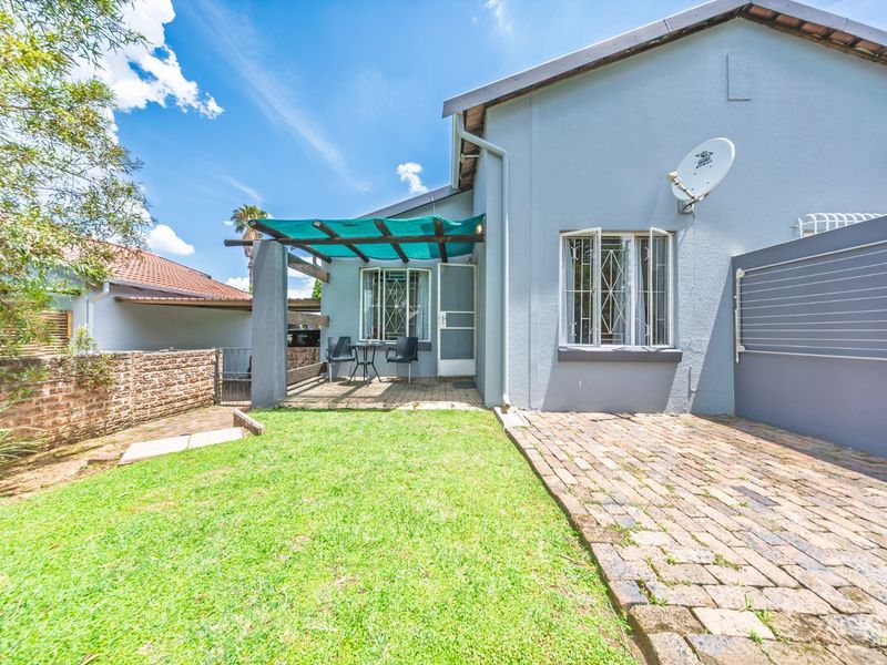 Sought After Loft Townhouse With Private Garden And Flexible Living - Photo 2