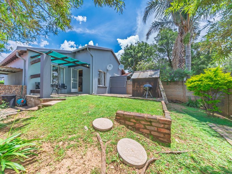 Sought After Loft Townhouse With Private Garden And Flexible Living - Photo 1