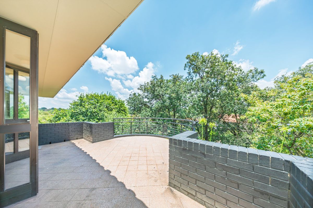 Ultra Modern Living with stunning views in upmarket BlackBrick, Essexwold, Bedfordview - Photo 4