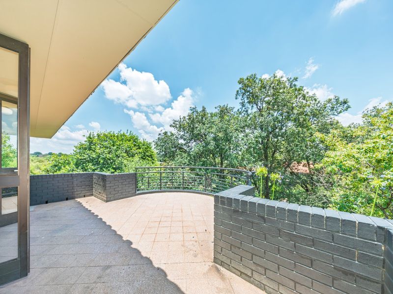 Ultra Modern Living with stunning views in upmarket BlackBrick, Essexwold, Bedfordview - Photo 4