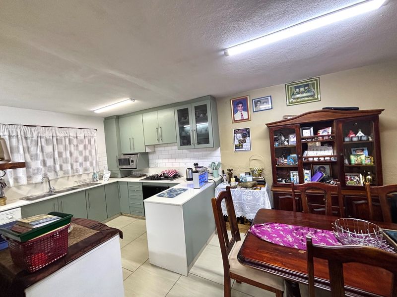 Spacious Double-Storey Family Home in Castle Hill with Multi-Functional Layout and Rental Income Potential - Photo 4