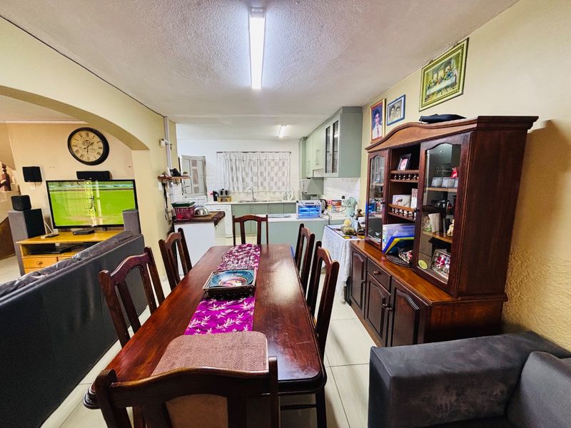 Spacious Double-Storey Family Home in Castle Hill with Multi-Functional Layout and Rental Income Potential - Photo 5