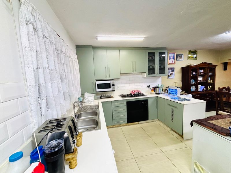 Spacious Double-Storey Family Home in Castle Hill with Multi-Functional Layout and Rental Income Potential - Photo 2