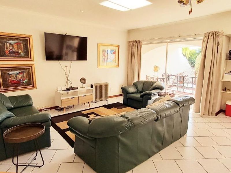 Luxury Waterfront Townhouse Living - Photo 4