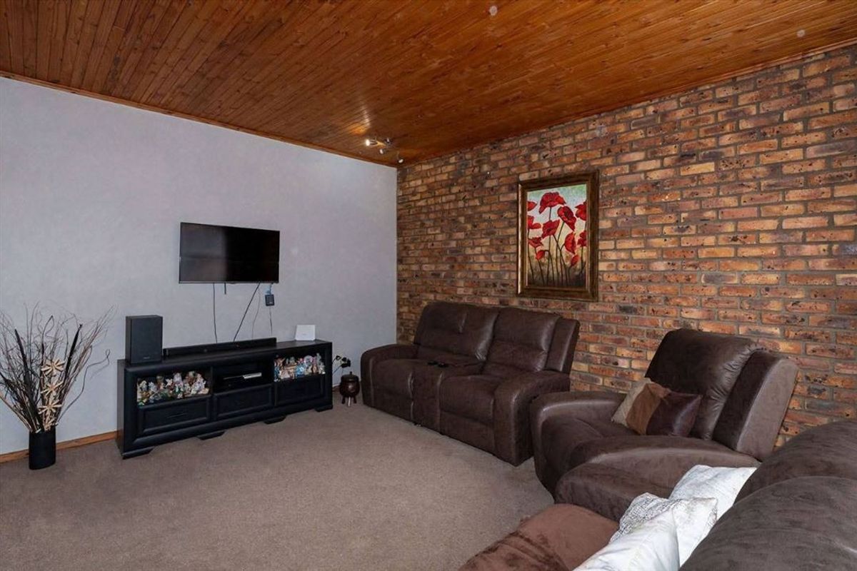 SPACIOUS FAMILY HOME WITH POOL - Photo 2