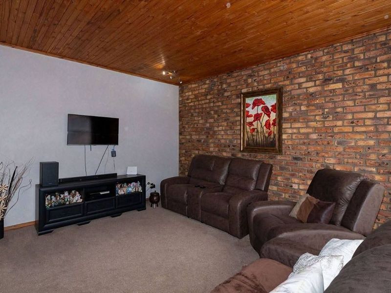 SPACIOUS FAMILY HOME WITH POOL - Photo 2