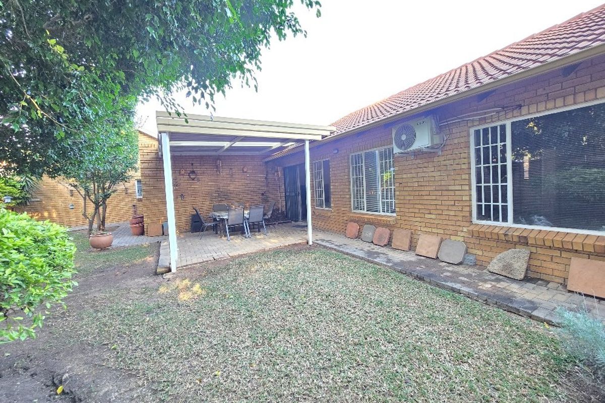 Spacious Simplex Living in Secure Complex - Photo 4