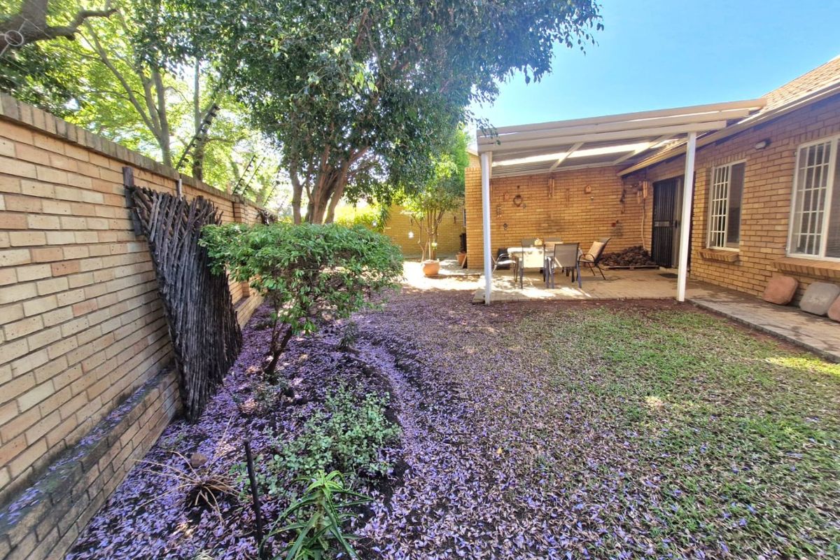 Spacious Simplex Living in Secure Complex - Photo 3