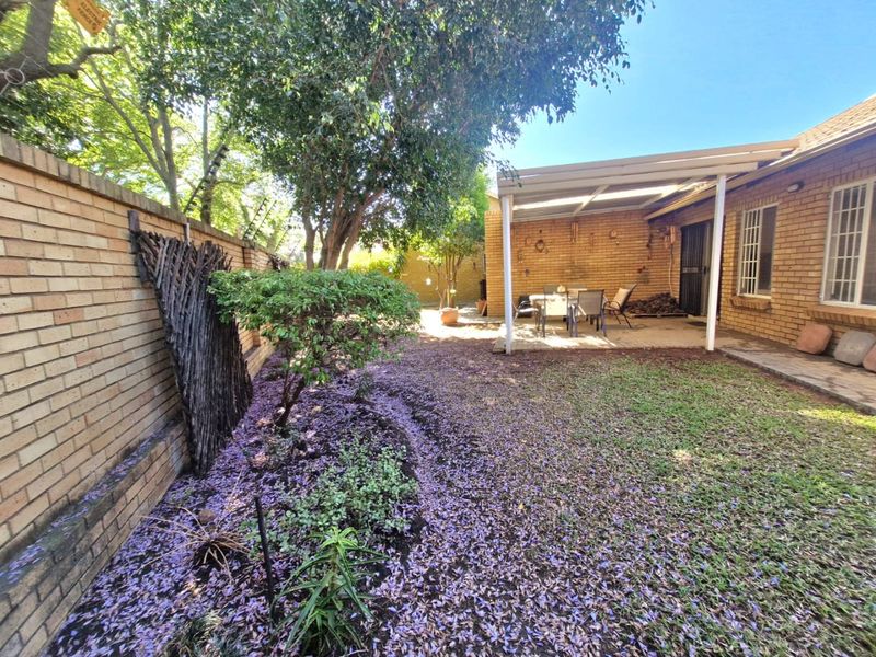 Spacious Simplex Living in Secure Complex - Photo 3