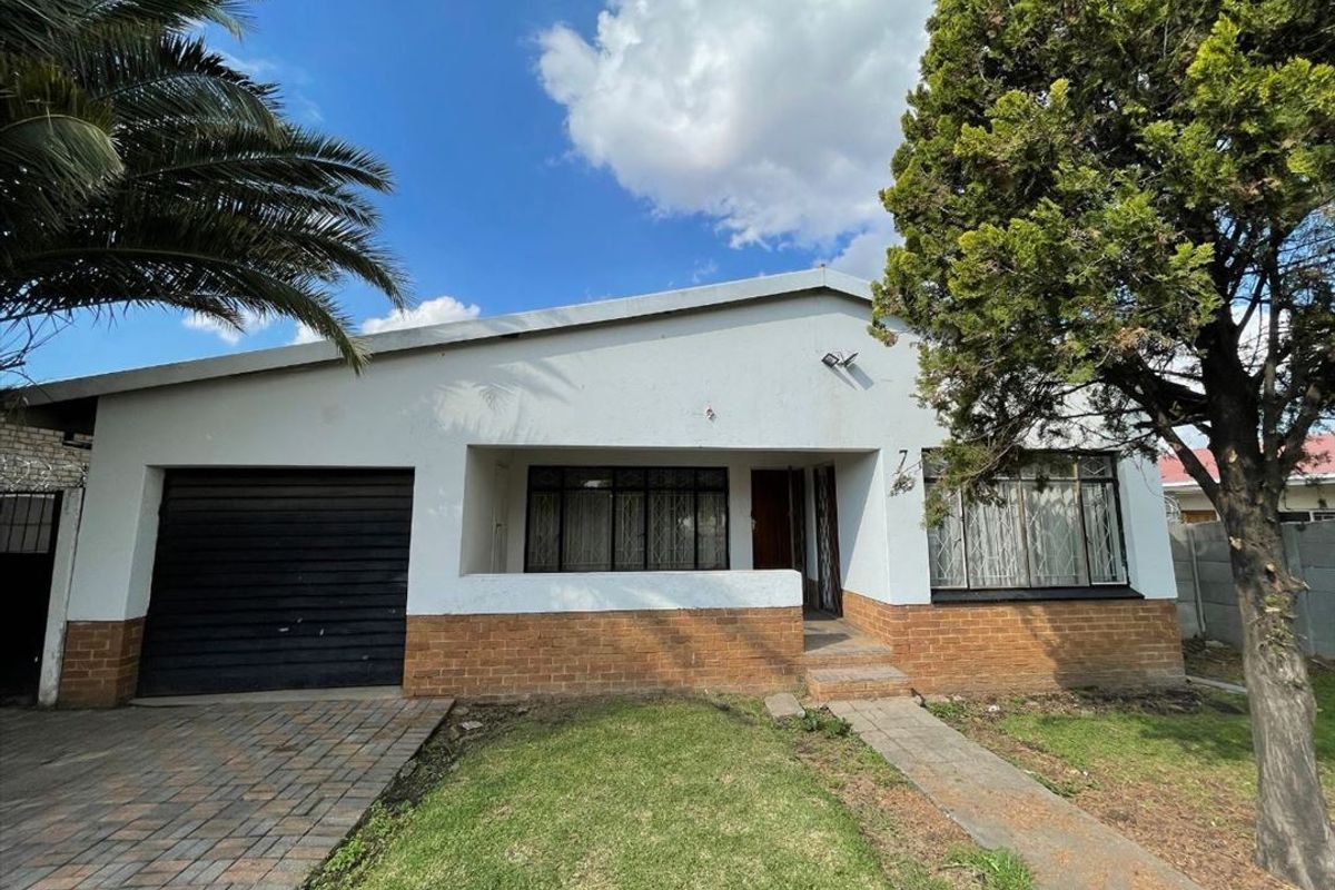 Spacious Family Home with Staff Accommodation - Photo 3