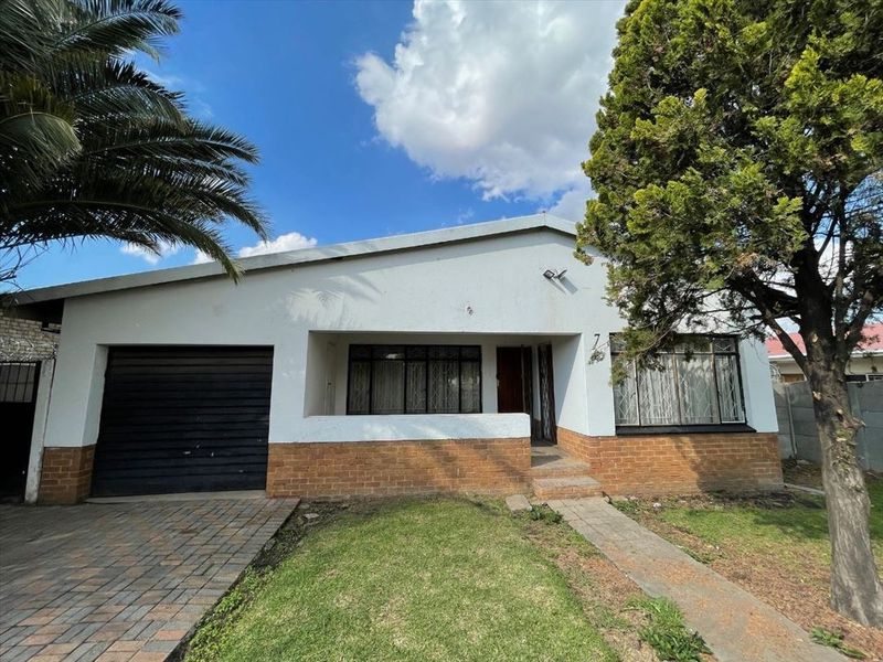 Spacious Family Home with Staff Accommodation - Photo 3