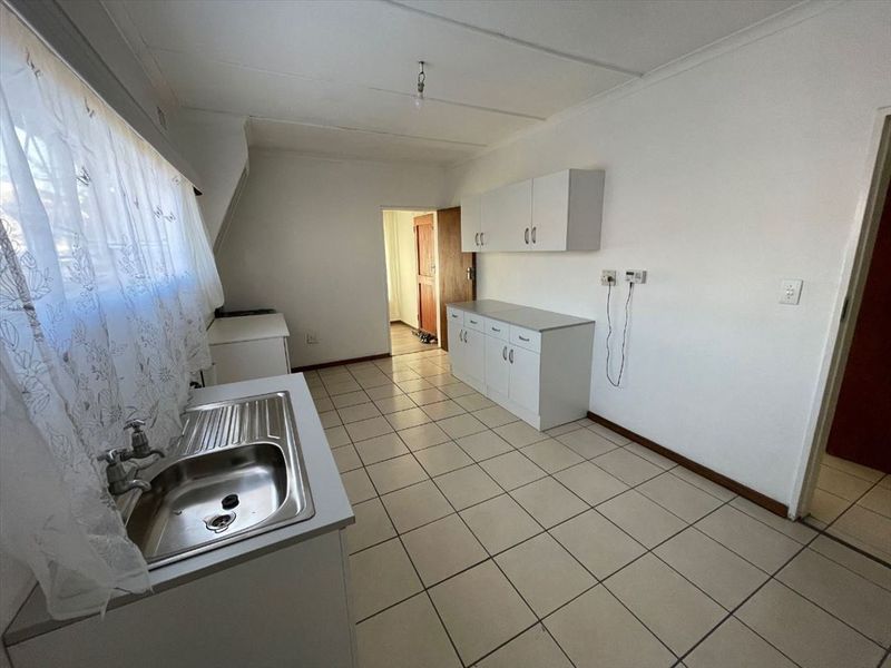 Spacious Family Home with Staff Accommodation - Photo 1