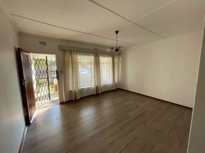 Spacious Family Home with Staff Accommodation - Photo 2